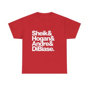 Könnte beinhalten: Ein rotes T-Shirt mit kurzen Ärmeln und weißem Textaufdruck auf der Vorderseite. Der Text ist in vier Zeilen angeordnet und lautet: Sheik&, Hogan&, Andre&, DiBiase. Das T-Shirt hat einen Rundhalsausschnitt und eine Standardpassform.