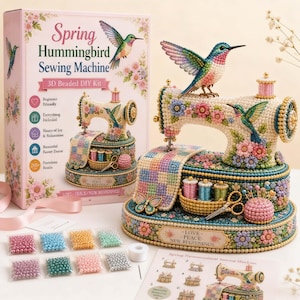 Op de afbeelding: Een 3D-kralenknutselset voor een naaimachinemodel, voorzien van een kolibrie, bloemmotieven en een mandje met garenklosjes en een schaar. De doos toont de tekst Spring Hummingbird Sewing Machine en Love Peace New Beginnings.