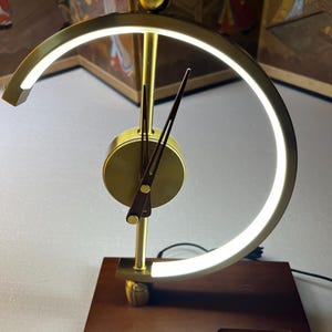Moderne LED-Tischleuchte mit kabellosem Ladegerät und Uhr