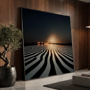 Puede incluir: Una gran obra de arte mural cuadrada y enmarcada que presenta un patrón gráfico en blanco y negro de alto contraste con líneas radiantes que convergen hacia un resplandor solar dorado en el horizonte, creando profundidad y movimiento.