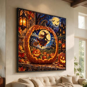 Puede incluir: Una obra de arte mural enmarcada con una escena de Halloween estilo mosaico. Una gran calabaza tallada en primer plano enmarca la silueta de una bruja en una escoba frente a una luna llena. El fondo muestra un castillo oscuro, murciélagos y calabazas brillantes entre hojas de otoño y un farol colgante.