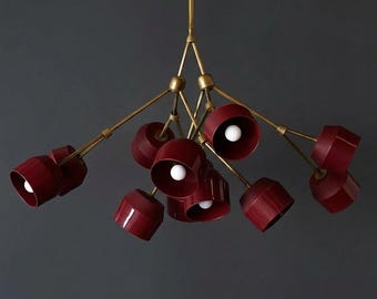 Lustre Sputnik Italiano | Luminária Moderna de Meados do Século XX em Latão com Cúpulas em Formato de Taça na Cor Bordô | Luminária de Teto Imponente