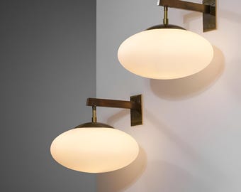 Moderne Wandleuchte aus Messing mit Opalglaskugel - zeitgenössische minimalistische Wandleuchte