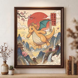 Puede incluir: Una lámina de arte enmarcada que muestra un dragón naranja de dibujos animados volando frente a un gran sol rojo. La escena incluye montañas estilizadas, cascadas, pagodas y ramas de cerezo. Texto en japonés visible en un estandarte rojo.