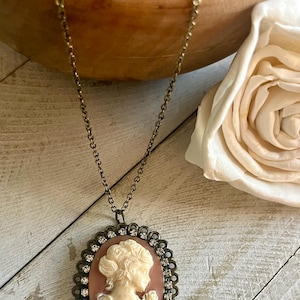 Vintage lady cameo necklace, vintage cameo necklace, gift for her, mom gift, Victorian woman cameo necklace, romantic Victorian jewelry