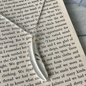 Feather Necklace, silver feather pendant  necklace, gift for her, layering necklace, feather jewelry, minimalist necklace, dainty necklace,