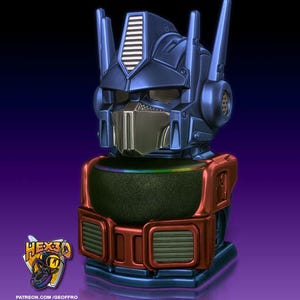 Peut inclure: Modèle imprimé en 3D de la tête et du haut du corps d'Optimus Prime. Le modèle présente une tête bleu métallique avec des accents argentés, un masque facial argenté et un torse rouge et bleu. La base est vert foncé avec une bordure arc-en-ciel. Le logo Hex3D est en bas à gauche.