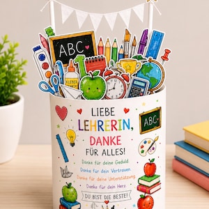 Puede incluir: Una envoltura cilíndrica de papel blanco con el texto en alemán "LIEBE LEHRERIN, DANKE FÜR ALLES!" decorada con ilustraciones escolares coloridas que incluyen manzanas, libros y una pizarra. Incluye recortes de material escolar como adornos.