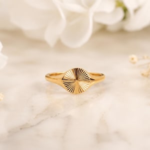Bague ronde soleil, bague soleil, bague céleste, bague en or, chevalière, bague délicate minimaliste, bague à superposer, cadeau bague bijoux pour elle