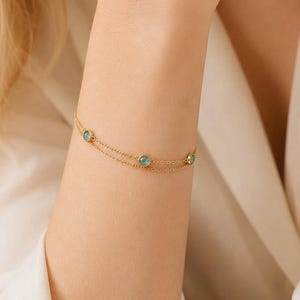 Bracelet de perles turquoises superposés, bracelet de pierres précieuses double couche, bijoux chaîne trombone en or, bijoux d'été minimaux, cadeau pour elle