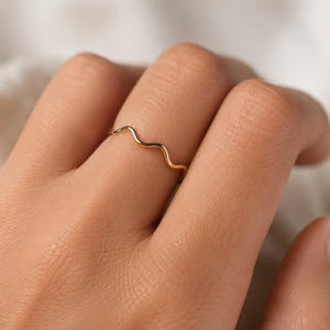 Vågig guldring, vågigt trådband, minimalistiska organiska stapelringar, nätt oregelbunden bandring, vardagssmycke present till henne, julklapp