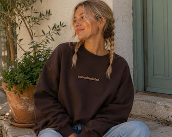 Moletom bordado "Superestimulada" | Moletom divertido com gola redonda para ela | Blusa de moletom aconchegante