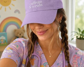 Boné de enfermeira bordado com "Cafeína e Uniformes Médicos" | Boné de enfermeira fofo, humor médico, boné de beisebol bordado | Presente para enfermeira