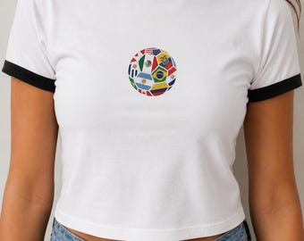 Camiseta feminina com estampa de bandeiras da Copa do Mundo e bola de futebol | Design de futebol internacional