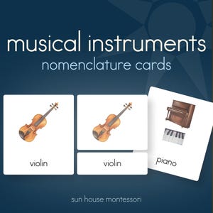 Op de afbeelding: Een set nomenclatuurkaarten voor muziekinstrumenten met illustraties van een bruine viool en een bruine piano. De kaarten bevatten de tekstlabels violin en piano, met de titel musical instruments nomenclature cards en sun house montessori.
