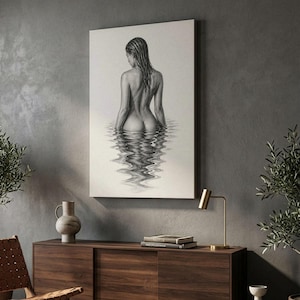 Op de afbeelding: Een zwart-wit houtskooltekening op een rechthoekig canvas die een persoon van achteren weergeeft, gedeeltelijk ondergedompeld in water. De figuur heeft lang haar en is vanaf de taille afgebeeld, met een realistische reflectie in het water.