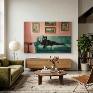 Può includere: Una grande stampa artistica rettangolare raffigurante un gatto nero sdraiato su un divano color ottanio contro una parete con pannelli rosa. Il gatto tiene in mano un bicchiere da cocktail con guarnizione. Tre quadri paesaggistici sono appesi.