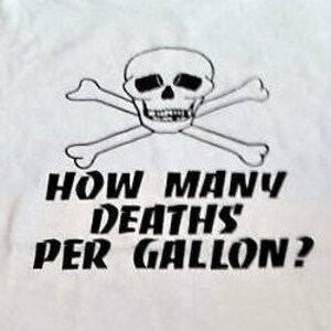 以下が含まれることがあります： 白地に黒と白のドクロとクロスボーンのグラフィックがプリントされたTシャツ。グラフィックの下に「HOW MANY DEATHS PER GALLON?」というテキストがプリントされています。