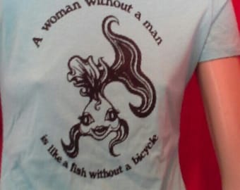 Una mujer sin hombre es como un pez sin bicicleta - Camiseta retro de los 70 sin usar Feminismo