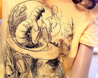 Camiseta de oruga fumando narguile de Alicia en el País de las Maravillas, estilo bohemio, con hongos de psilocibina y psicodelia oscura.