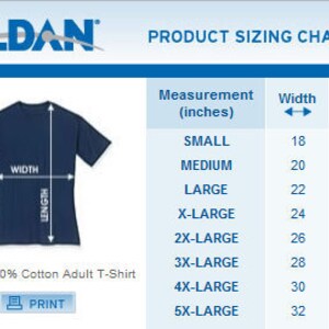 K&ouml;nnte beinhalten: Eine Gr&ouml;&szlig;entabelle f&uuml;r Gildan T-Shirts f&uuml;r Erwachsene, die die Ma&szlig;e in Zoll f&uuml;r Breite und L&auml;nge angibt. Die Tabelle umfasst die Gr&ouml;&szlig;en von S bis 5XL.
