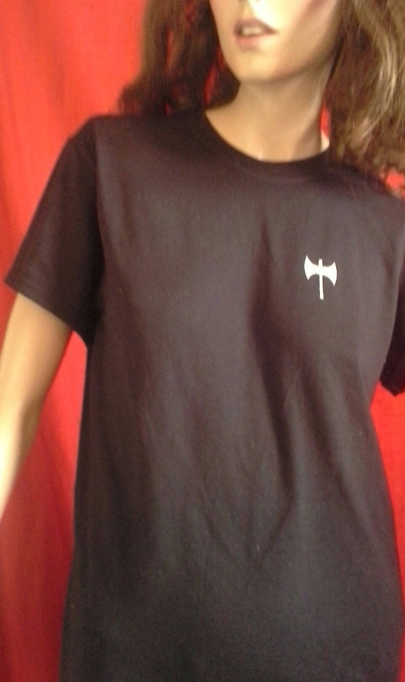 K&ouml;nnte beinhalten: Schwarzes T-Shirt mit einem wei&szlig;en Axt-Symbol auf der Vorderseite.