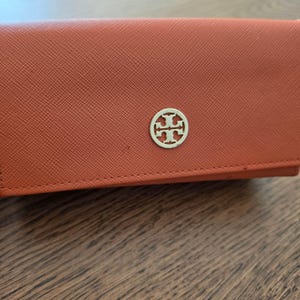 Tory Burch Orange Saffiano Solglasögonfodral Magnetiskt Vikbart Triangelfodral