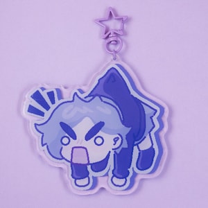 Peut inclure: Un porte-clés en acrylique violet clair représentant un personnage de dessin animé aux cheveux bleu clair portant un sweat à capuche bleu foncé. Le personnage a une expression faciale surprise avec de grands yeux et la bouche ouverte. Un fermoir en forme d'étoile est fixé.