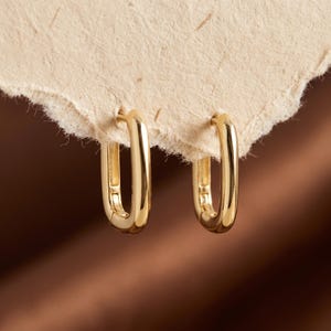 18K guldfyllda geometriska ovala ringörhängen, eleganta rektangulära huggies, minimalistiska örhängen, fina vardagssmycken, present till vän