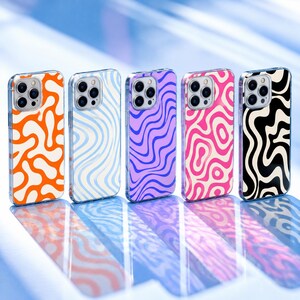 Peut inclure: Cinq coques de smartphone alignées, chacune présentant un motif ondulé ou amiboïde distinct. Les couleurs incluent l'orange, le bleu clair, le violet, le rose vif et le noir, sur un fond clair avec des reflets de couleurs assorties.