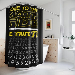 Op de afbeelding: Een zwart douchegordijn met gele tekst "COME TO THE MATH SIDE WE HAVE PI", een afbeelding van een lichtzwaard en een lange reeks witte cijfers die de wiskundige constante pi vertegenwoordigen, gedrukt onder de tekst.