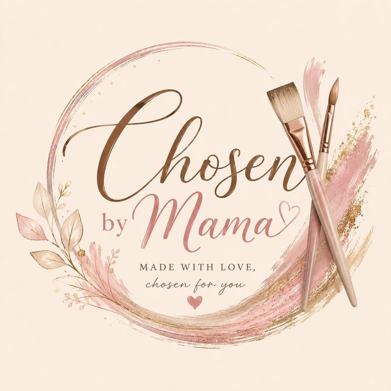 Puede incluir: Un dise&ntilde;o de logotipo con el texto "Chosen by Mama" en escritura elegante, rodeado por un dise&ntilde;o circular con pinceladas de acuarela en rosa y dorado. Dos pinceles est&aacute;n colocados cerca del texto, y tambi&eacute;n se incluye la frase "Made with love, chosen for you".