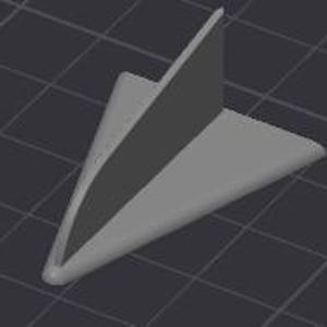 K&ouml;nnte beinhalten: Ein 3D-gerendertes, graues Papierflugzeug mit einem dunkelgrauen Akzent auf dem Fl&uuml;gel. Das Flugzeug ist vor einem dunkelgrauen Gitterhintergrund platziert und zeigt sein aerodynamisches Design.