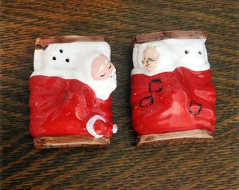 Santa & Mrs. Claus Sleeping, Salt and Pepper Shakers, Cute Mid Century Christmas Decorations, Cute Santa and Mrs in Twin Beds