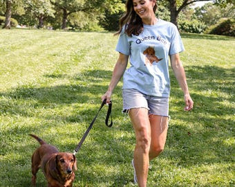Camiseta de perro salchicha Queen Bee, camiseta azul claro para mamás perrunas, camiseta con corona para perros salchicha