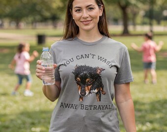 Camiseta con la frase "No puedes borrar la traición" / Ilustración de perro, cita humorística.