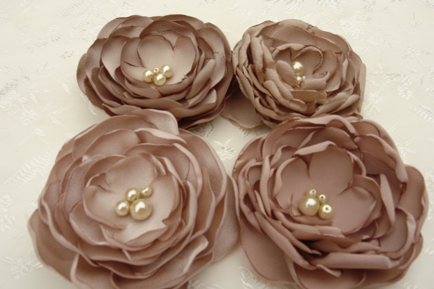 ALIMITOPIA Stoff-Blumen-Haarspangen Set – 6 Stück Künstliche Rosen Als Brosche Oder Haarschmuck (10,9 Cm)