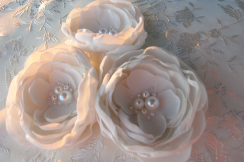 White Flower Clip Hair Fascinator Bridal Headpiece Wedding Etsy