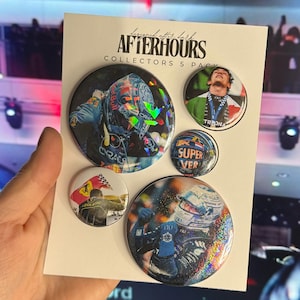 Peut inclure: Un pack de 5 badges ronds de collection illustrant la Formule 1. La carte de présentation porte l'inscription Afterhours Collectors 5 Pack. Les badges présentent divers pilotes en tenue de course, casques et vêtements d'équipe avec des finitions holographiques.