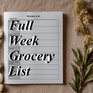 Może przedstawiać: Notatnik z listą zakupów z napisem "Full Week Grocery List" pogrubioną czcionką. Notatnik otoczony jest białymi kwiatami i suszonymi roślinami na tle w neutralnym kolorze.