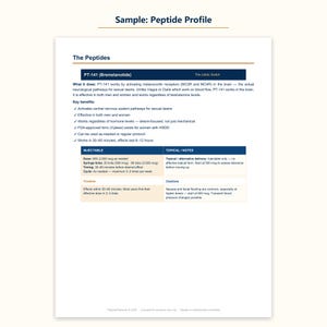 以下が含まれることがあります： 「Sample: Peptide Profile」と題された白い情報ドキュメント。PT-141（ブレメラノチド）について、その機能、主な利点、使用法を説明しています。表には、注射の投与量、タイミング、サイクル、タイムライン、および注意事項が記載されています。