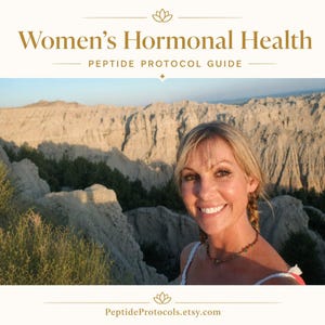 Peut inclure: Un guide num&eacute;rique intitul&eacute; Women's Hormonal Health Peptide Protocol Guide pr&eacute;sentant une photographie d'une personne souriante aux cheveux blonds devant un paysage rocheux. Le texte en bas affiche l'adresse PeptideProtocols.etsy.com.