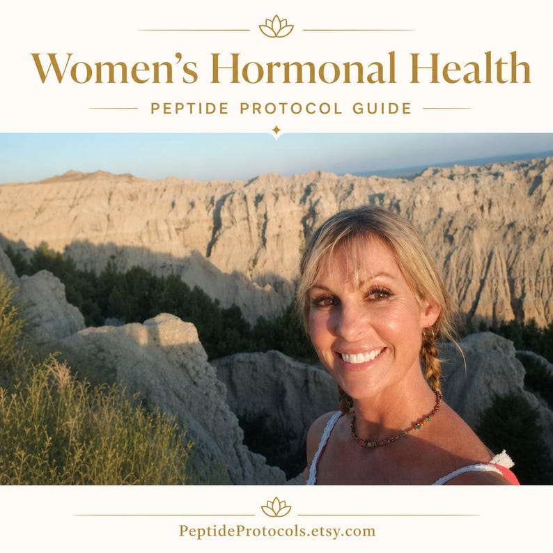 Peut inclure: Un guide num&eacute;rique intitul&eacute; Women's Hormonal Health Peptide Protocol Guide pr&eacute;sentant une photographie d'une personne souriante aux cheveux blonds devant un paysage rocheux. Le texte en bas affiche l'adresse PeptideProtocols.etsy.com.