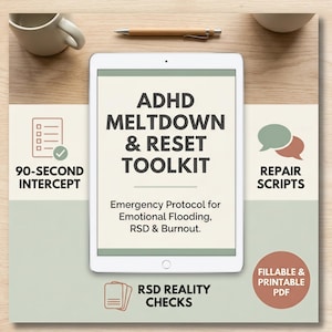 Può includere: Un tablet digitale mostra il testo "ADHD MELTDOWN & RESET TOOLKIT" con testo e grafica di supporto. Il tablet è su una superficie di legno con una penna e una tazza di caffè. Il toolkit è progettato come protocollo di emergenza per l'inondazione emotiva, RSD e il burnout.