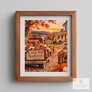 Puede incluir: Una impresión artística enmarcada que muestra una camioneta roja antigua llena de calabazas y follaje otoñal. El portón trasero del vehículo muestra el texto Happy Thanksgiving. La escena incluye una granja, un atardecer y hojas caídas.