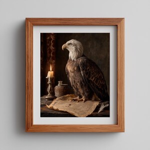 Op de afbeelding: Een ingelijste wandkunstprint met een Amerikaanse zeearend die op een stuk verouderd perkamentpapier zit. Naast de adelaar staat een brandende kaars in een decoratieve houder. Het beeld is omgeven door een houten lijst.