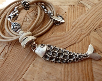 Kette mit Fisch und weißem Howlith Fischkette Lederschmuck chrissona® design