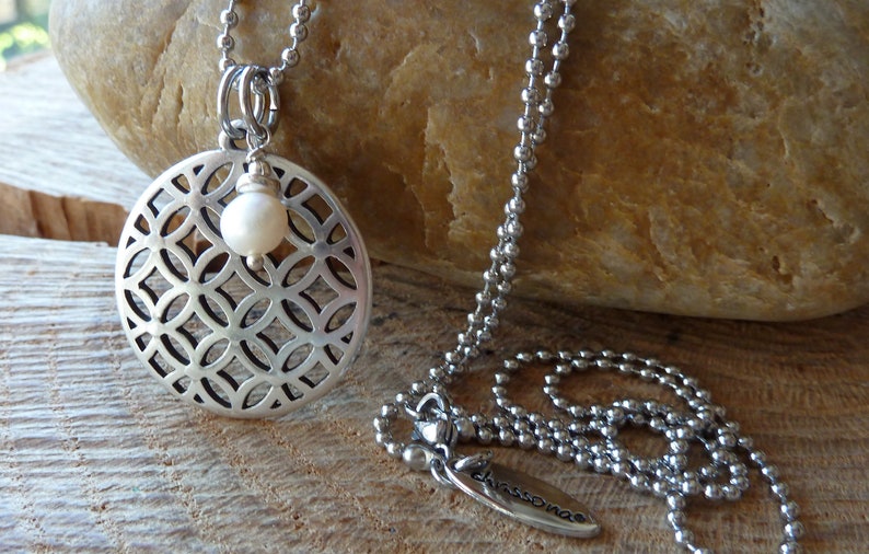 Chrissona® lange Kette mit Blume des Lebens und weißer Perle Etsy