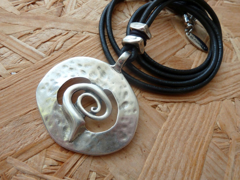 Kette Amulett Spirale Leder schwarz chrissona® design Bild 1