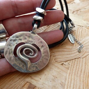 Kette Amulett Spirale Leder schwarz chrissona® design Bild 2